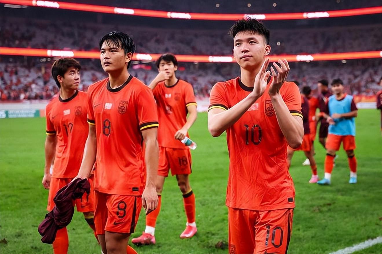 开云-爱游戏-打平出线!中国队嗨翻了,更衣室疯狂庆祝如夺冠,对手颠球不想踢