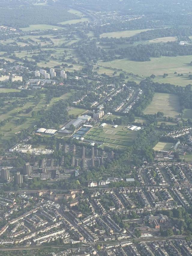 1655623229167087200.jpg 张之臻-飞伦敦航班看到球场拍照感慨图.jpg