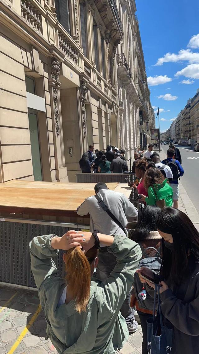 1655623089835016724.jpg 张之臻-巴黎签证中心排队图.jpg