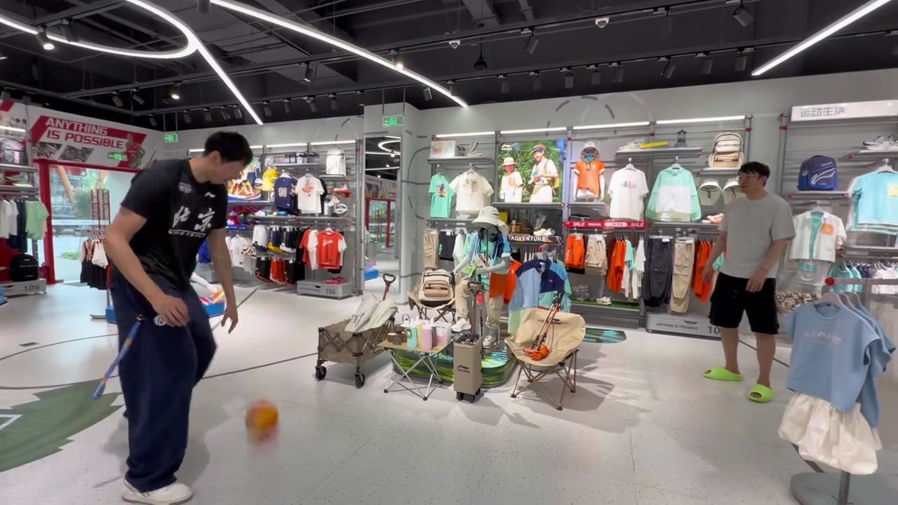 开云体育平台-周琦与小丁搞怪玩球:今天不是糊糊涂涂 是更抽象的两个人